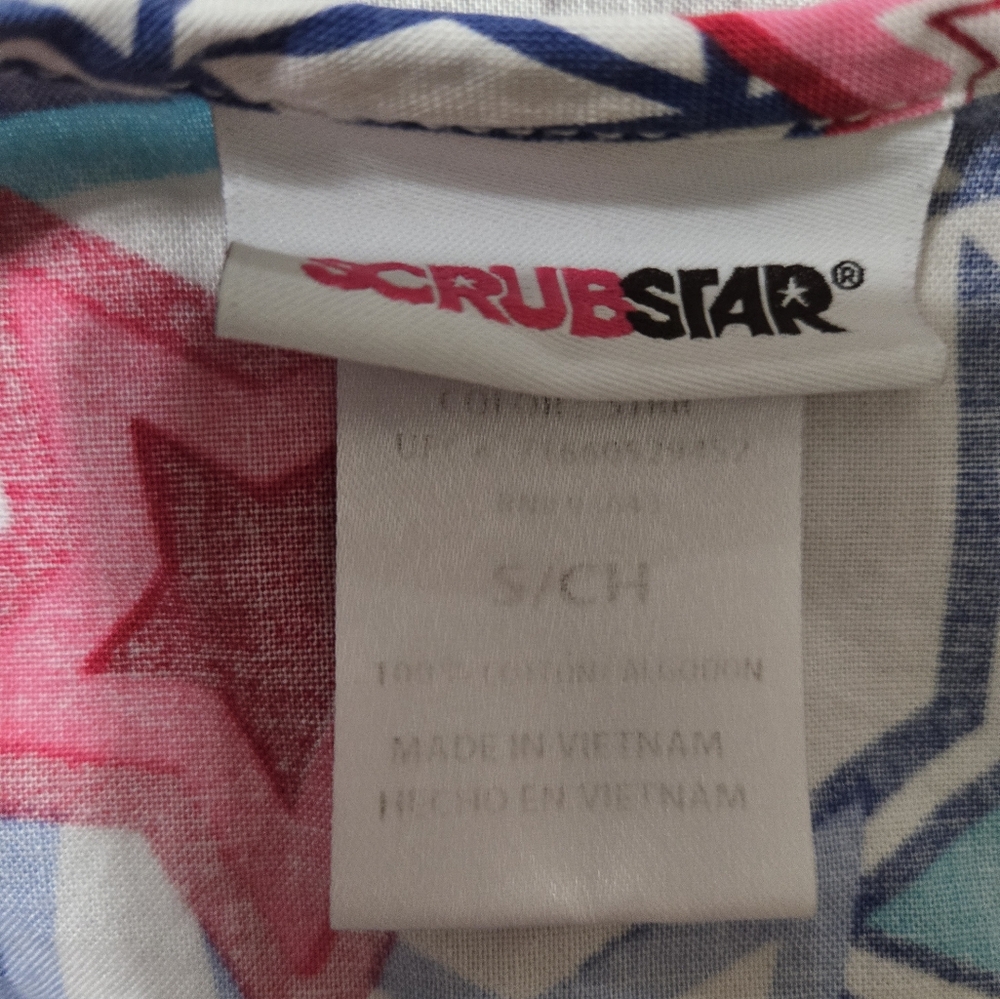 Colorful Star Pattern Scrub Top - Picture 3 of 3